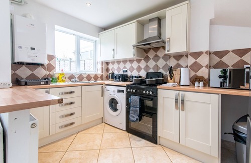 Bedford House | 3BR Home in Bedford Free Parking, Garden & Family-Friendly Stay