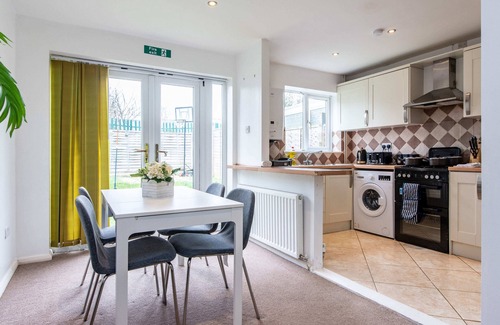 Bedford House | 3BR Home in Bedford Free Parking, Garden & Family-Friendly Stay