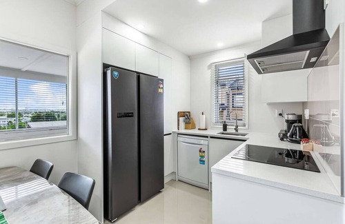 Mount Albert House | 3BR Home w Ample Parking 10 Min to Auckland CBD