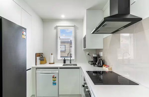Mount Albert House | 3BR Home w Ample Parking 10 Min to Auckland CBD