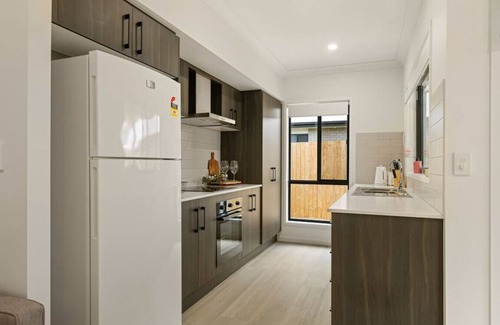 Browns Plains House | 3BR home w/cozy interior design