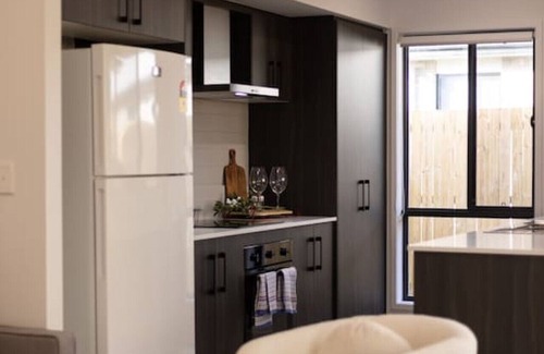 Browns Plains House | 3BR home w/cozy interior design
