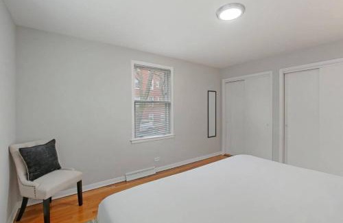 Rogers Park Apartment | 3BR Homey & Spacious Apt - Paulina 1S