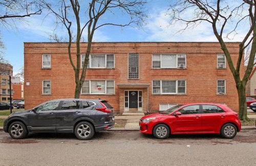 Rogers Park Apartment | 3BR Homey & Spacious Apt - Paulina 1S