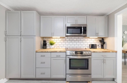 Bristol House | 3BR house minutes from speedway & downtown