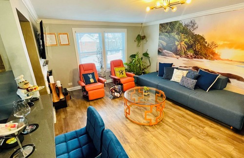 Wasco House | 3BR House w/Paradise Garden Oasis and private pool in the heart of Schaumburg
