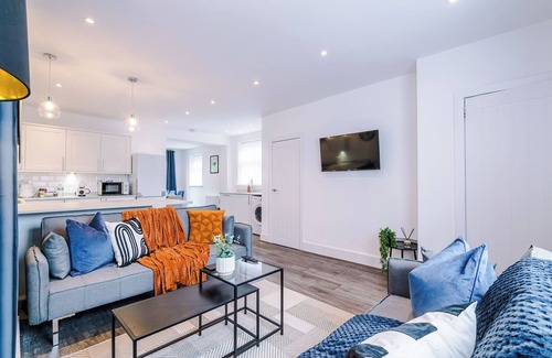 Droylsden House | 3BR House w/Parking, Free Wifi, and Discounts!