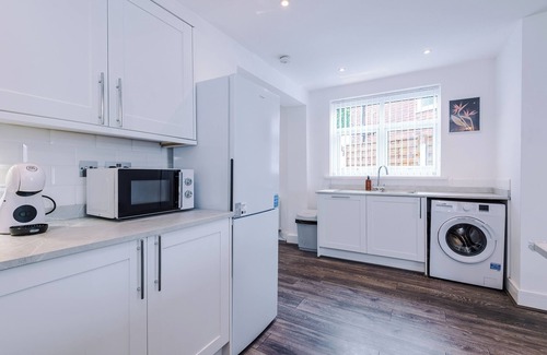 Droylsden House | 3BR House w/Parking, Free Wifi, and Discounts!