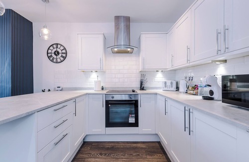 Droylsden House | 3BR House w/Parking, Free Wifi, and Discounts!