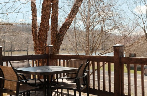Roanoke Condo | 3BR Lake Cottage | Lake View | No Hidden Fees