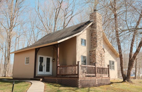 Roanoke Condo | 3BR Lake Cottage | Lake View | No Hidden Fees