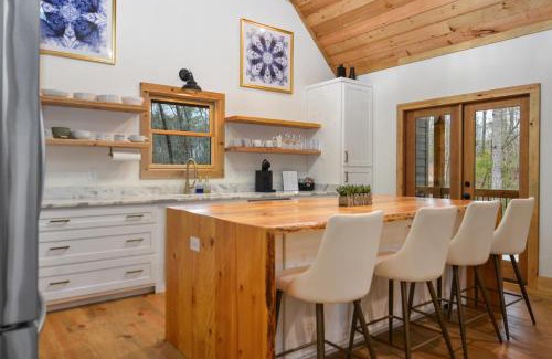 McCaysville Ski Chalet | 3BR, Loft, Hot Tub, Dog Friendly, Firepit, Grill