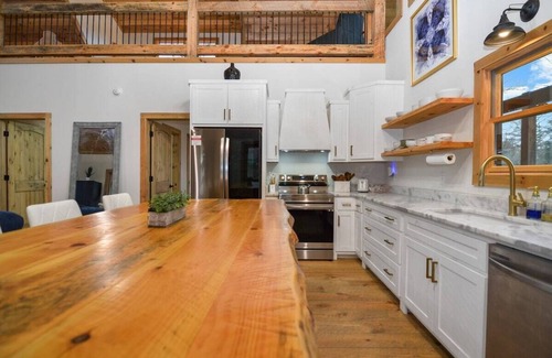 McCaysville Cabin | 3BR, Loft, Hot Tub, Wifi, Dog Friendly, Games