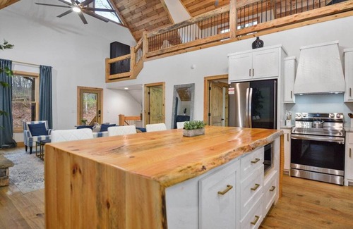 McCaysville Cabin | 3BR, Loft, Hot Tub, Wifi, Dog Friendly, Games