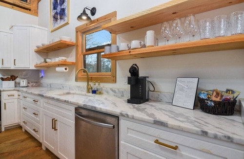 McCaysville Cabin | 3BR, Loft, Hot Tub, Wifi, Dog Friendly, Games