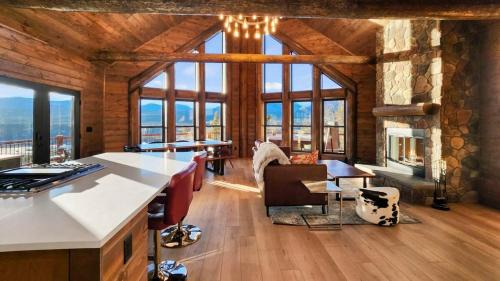 Alma House | 3BR+Loft Modern Mountain Retreat w Hot Tub