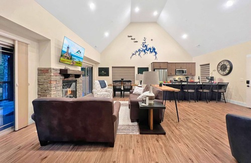 Hollister House | 3BR Luxury Cabin, pools, fishing, clean family fun