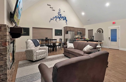Hollister House | 3BR Luxury Cabin, pools, fishing, clean family fun