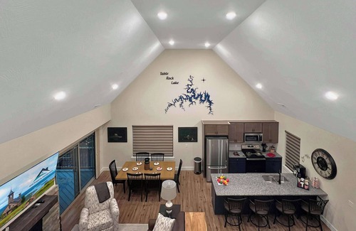 Hollister House | 3BR Luxury Cabin, pools, fishing, clean family fun