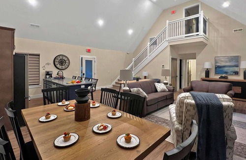 Hollister House | 3BR Luxury Cabin, pools, fishing, clean family fun