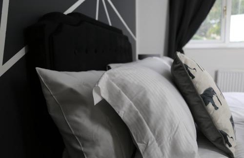 Earls Barton House | 3BR Luxury Stay Near Billing Aquadrome - Elegant 3-Bedrooms One-and-Half Bathrooms Home - Sleeps 8 - Free Parking and Complimentary Access to Billing Aquadrome Holiday Village - 2 nights minimum