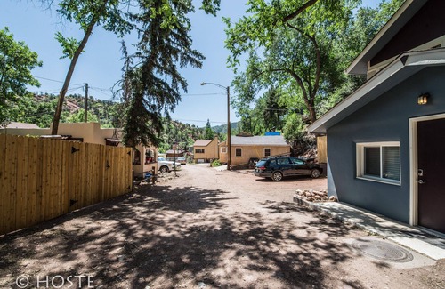 Manitou Springs Condo | 3BR Manitou Springs2min to Restaurants W/hot Tub!