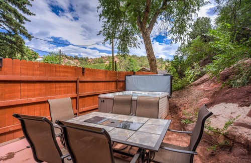 Manitou Springs Condo | 3BR Manitou Springs2min to Restaurants W/hot Tub!