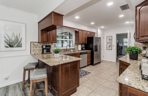 Cypress Gardens House | 3br Modern home w/hot tub>5min from LEGOLAND