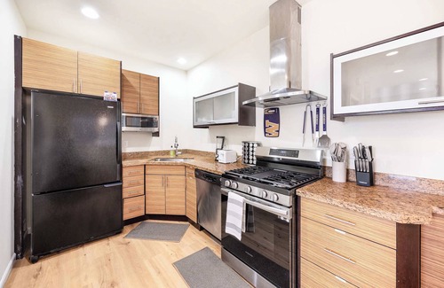 University District House | 3BR Modern Townhome w/Parking Near UW & Children’s Hospital