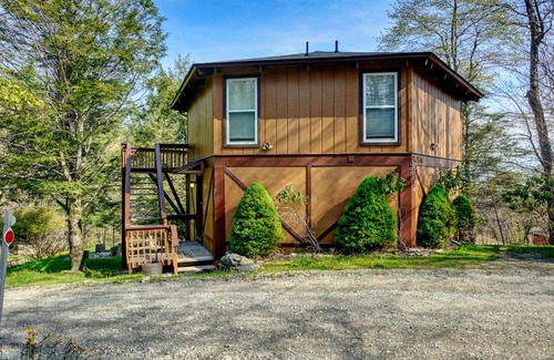 Beech Mountain House | 3BR Mountain Cabin with VIEWS and FIREPIT Sleeps 8