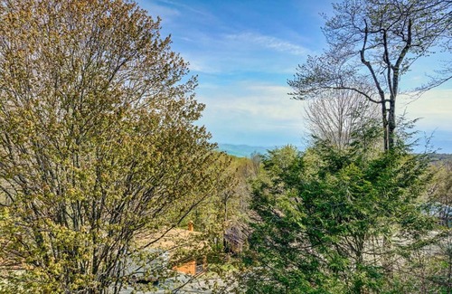 Beech Mountain House | 3BR Mountain Cabin with VIEWS and FIREPIT Sleeps 8