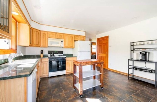 Parksville House | 3BR Mountain Retreat with Autumn Lake Viewsn