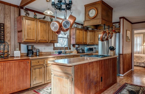 Sky Valley Cabin | 3BR mountain-view cabin with fireplace, deck, grill, & firepit