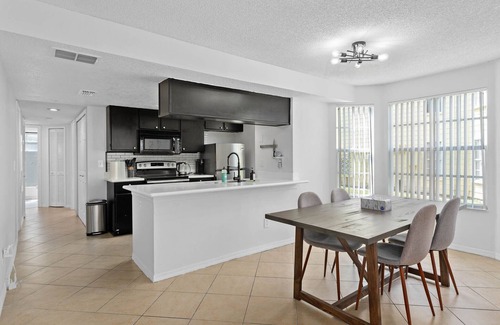 Royal Palm Bay Condo | 3BR Near Disney - Patio, Pool, Hot Tub, Gym & Sauna