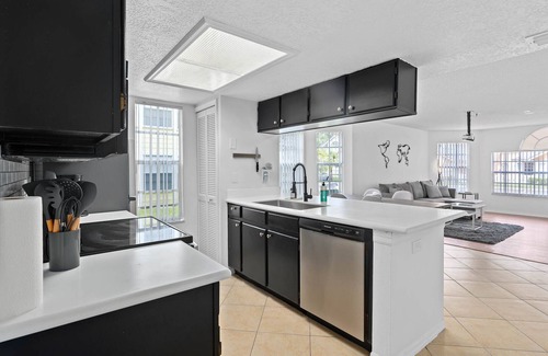 Royal Palm Bay Condo | 3BR Near Disney - Patio, Pool, Hot Tub, Gym & Sauna