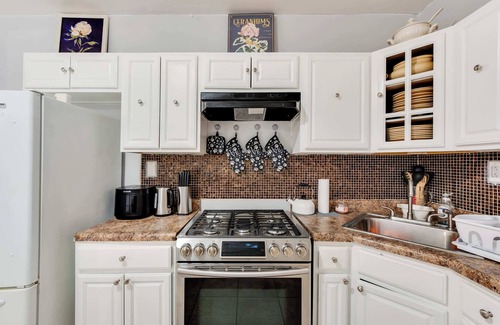 Ampere Apartment | 3BR Newark duplex near Downtown & Transit