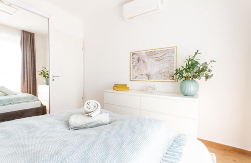 Vizafogo Apartment | 3BR Premium Skyline Penthouse w AC by NW