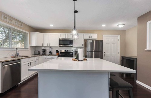 Rosedale House | 3BR|PrimeLocation|Near KUMED+Plaza|Sleeps 9