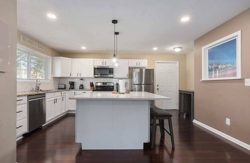 Rosedale House | 3BR|PrimeLocation|Near KUMED+Plaza|Sleeps 9
