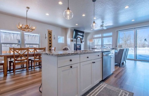 Victor House | 3BR Rellerstone Bunkhouse w/AC Fall Special - buy 5 nights, get 2 free Sept. - Nov