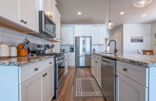 Victor House | 3BR Rellerstone Bunkhouse w/AC Fall Special - buy 5 nights, get 2 free Sept. - Nov