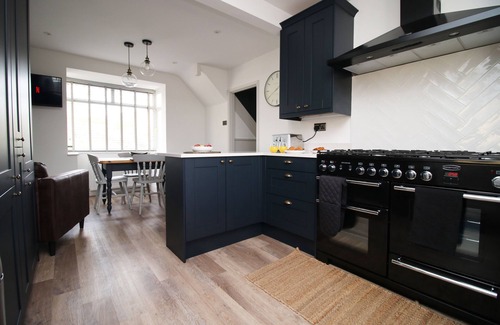 Newton St Loe House | 3BR Retreat | 10min to Bath | Garden + Parking