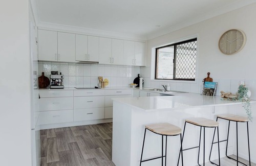 Mount Mellum House | 3BR Retreat: Embrace Hinterland, Alfresco Dining & Fireplace