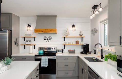 Bay Area House | 3BR Retreat Sleeps 6 Pet-Friendly Full Kitchen Close to Beaches & Dining!
