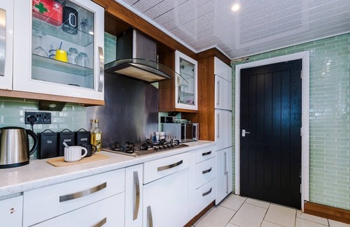 Salford House | 3BR Salford Home | Sleeps 7 | Kitchen + Parking