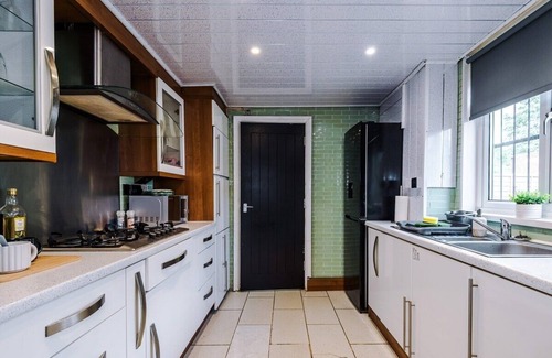 Salford House | 3BR Salford Home | Sleeps 7 | Kitchen + Parking