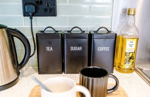 Salford House | 3BR Salford Home | Sleeps 7 | Kitchen + Parking