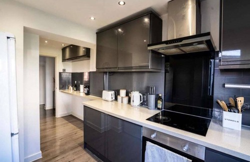 Bingham Apartment | 3BR | Sleeps 6 | Free Parking | Near City & Beach