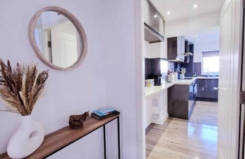 Bingham Apartment | 3BR | Sleeps 6 | Free Parking | Near City & Beach