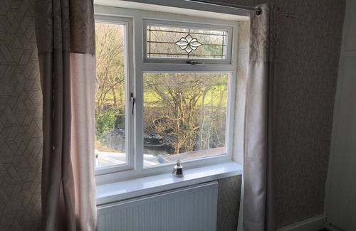 Pontneddfechan Apartment | 3br-sleeps6-garden-mountain &near 4 Falls Walks on